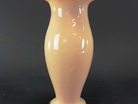 Antieke opaline vaas met handbeschilderde pauw en bloemdecoratie en een geschulpte rand - afbeelding 3 van  6
