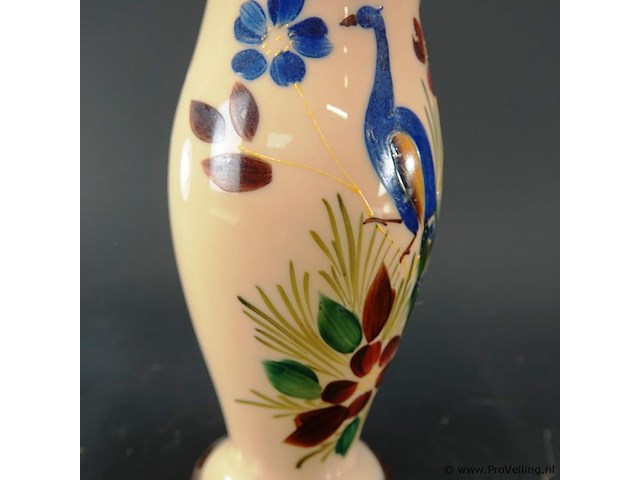 Antieke opaline vaas met handbeschilderde pauw en bloemdecoratie en een geschulpte rand - afbeelding 4 van  6