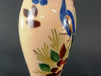 Antieke opaline vaas met handbeschilderde pauw en bloemdecoratie en een geschulpte rand - afbeelding 4 van  6
