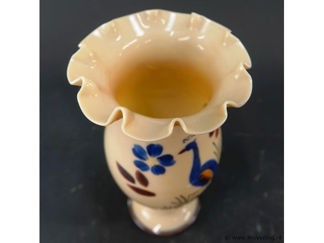 Antieke opaline vaas met handbeschilderde pauw en bloemdecoratie en een geschulpte rand - afbeelding 5 van  6