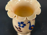 Antieke opaline vaas met handbeschilderde pauw en bloemdecoratie en een geschulpte rand - afbeelding 5 van  6