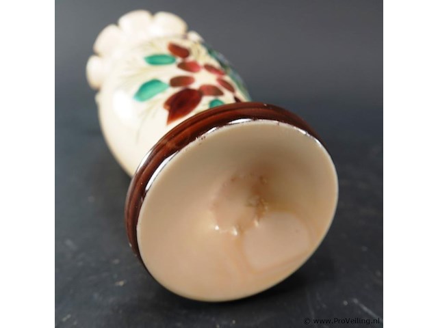 Antieke opaline vaas met handbeschilderde pauw en bloemdecoratie en een geschulpte rand - afbeelding 6 van  6