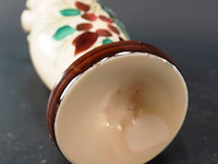 Antieke opaline vaas met handbeschilderde pauw en bloemdecoratie en een geschulpte rand - afbeelding 6 van  6