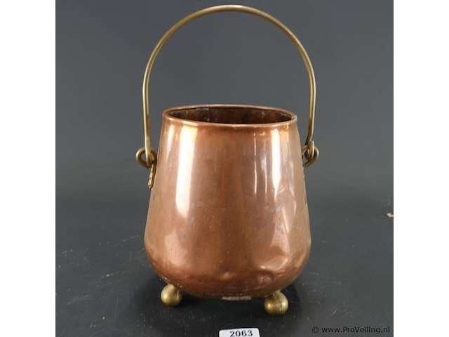 Antieke roodkoperen doofpot of koperen emmer (ketel) op drie pootjes met een messing hengsel - afbeelding 1 van  5