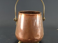 Antieke roodkoperen doofpot of koperen emmer (ketel) op drie pootjes met een messing hengsel - afbeelding 1 van  5