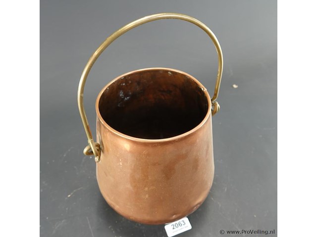 Antieke roodkoperen doofpot of koperen emmer (ketel) op drie pootjes met een messing hengsel - afbeelding 3 van  5