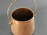 Antieke roodkoperen doofpot of koperen emmer (ketel) op drie pootjes met een messing hengsel - afbeelding 3 van  5