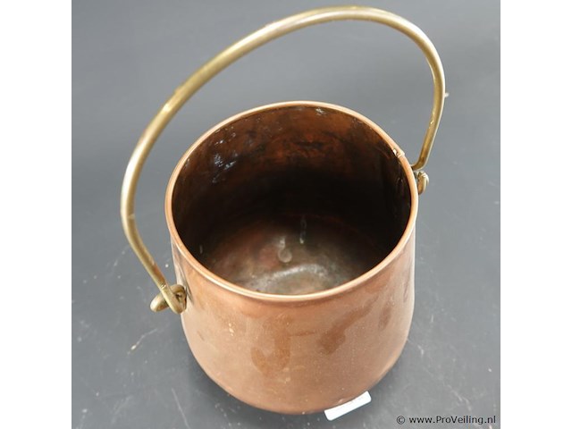 Antieke roodkoperen doofpot of koperen emmer (ketel) op drie pootjes met een messing hengsel - afbeelding 4 van  5