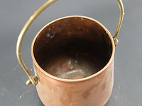 Antieke roodkoperen doofpot of koperen emmer (ketel) op drie pootjes met een messing hengsel - afbeelding 4 van  5
