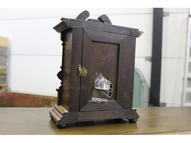 Antieke tafelklok. afmeting 26 x 13 cm. hoogte 35 cm. 1 day strike. sleutel aanwezig. - afbeelding 3 van  5