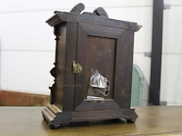 Antieke tafelklok. afmeting 26 x 13 cm. hoogte 35 cm. 1 day strike. sleutel aanwezig. - afbeelding 3 van  5