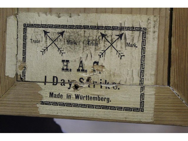 Antieke tafelklok. afmeting 26 x 13 cm. hoogte 35 cm. 1 day strike. sleutel aanwezig. - afbeelding 4 van  5