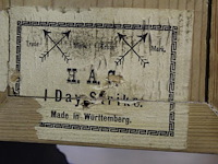 Antieke tafelklok. afmeting 26 x 13 cm. hoogte 35 cm. 1 day strike. sleutel aanwezig. - afbeelding 4 van  5