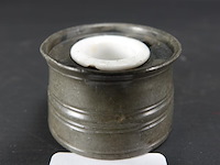 Antieke tinnen inktpot met porseleinen inktbak - afbeelding 1 van  3