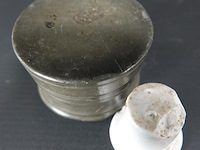 Antieke tinnen inktpot met porseleinen inktbak - afbeelding 3 van  3