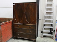 Antieke tweedelige houten linnen/legkast met bovenkast met twee deuren en vier laden, en onderkast met drie...