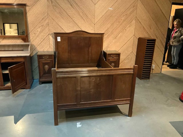 Antieke twijfelaar met 2 nachtkastjes - afbeelding 1 van  3