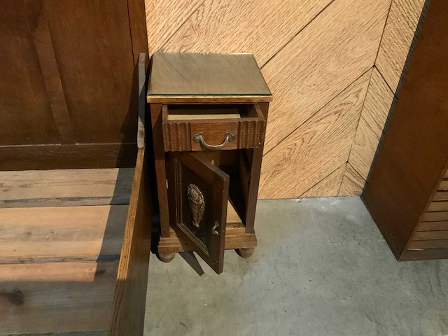 Antieke twijfelaar met 2 nachtkastjes - afbeelding 2 van  3