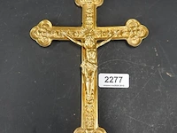 Antieke verguld bronzen crucifix in neogotische stijl;