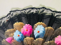 Antieke waaier - black flowers - bakeliet handvat - mint conditie - afbeelding 2 van  5
