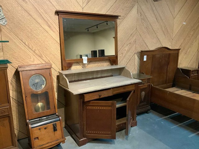 Antieke wastafel met spiegel - afbeelding 1 van  2