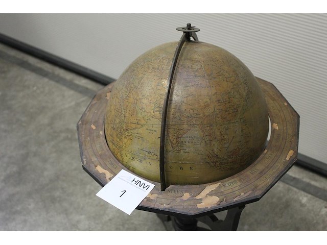 Antieke wereldbol met kompas. doorsnede 43 cm. hoogte ca. 80 cm - afbeelding 4 van  5