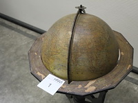 Antieke wereldbol met kompas. doorsnede 43 cm. hoogte ca. 80 cm - afbeelding 4 van  5