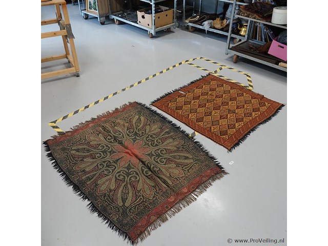 Antieke worteldoek (of kasjmier-stijl paisley sjaal/tafelkleed) met een traditioneel dubbelzijdig ingeweven paisley-patroon (boteh) en franjes aan de randen en handgeweven kelim kleed (scheurtje) - afbeelding 1 van  5