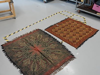 Antieke worteldoek (of kasjmier-stijl paisley sjaal/tafelkleed) met een traditioneel dubbelzijdig ingeweven paisley-patroon (boteh) en franjes aan de randen en handgeweven kelim kleed (scheurtje) - afbeelding 1 van  5