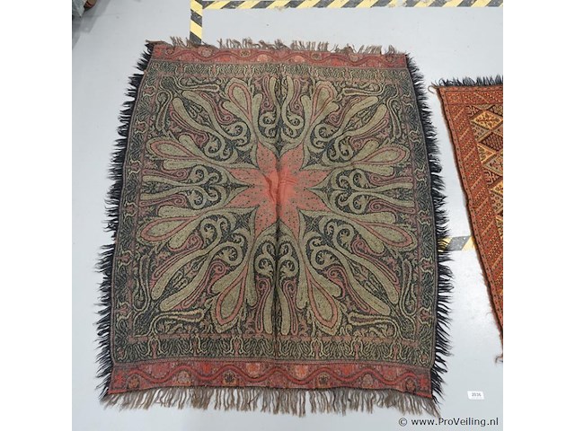 Antieke worteldoek (of kasjmier-stijl paisley sjaal/tafelkleed) met een traditioneel dubbelzijdig ingeweven paisley-patroon (boteh) en franjes aan de randen en handgeweven kelim kleed (scheurtje) - afbeelding 2 van  5