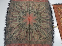 Antieke worteldoek (of kasjmier-stijl paisley sjaal/tafelkleed) met een traditioneel dubbelzijdig ingeweven paisley-patroon (boteh) en franjes aan de randen en handgeweven kelim kleed (scheurtje) - afbeelding 2 van  5
