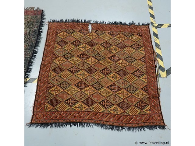 Antieke worteldoek (of kasjmier-stijl paisley sjaal/tafelkleed) met een traditioneel dubbelzijdig ingeweven paisley-patroon (boteh) en franjes aan de randen en handgeweven kelim kleed (scheurtje) - afbeelding 3 van  5