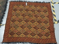 Antieke worteldoek (of kasjmier-stijl paisley sjaal/tafelkleed) met een traditioneel dubbelzijdig ingeweven paisley-patroon (boteh) en franjes aan de randen en handgeweven kelim kleed (scheurtje) - afbeelding 3 van  5
