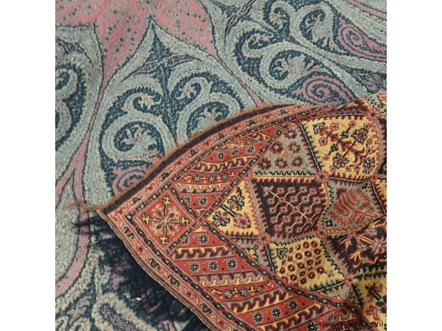 Antieke worteldoek (of kasjmier-stijl paisley sjaal/tafelkleed) met een traditioneel dubbelzijdig ingeweven paisley-patroon (boteh) en franjes aan de randen en handgeweven kelim kleed (scheurtje) - afbeelding 4 van  5