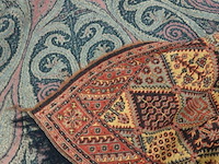 Antieke worteldoek (of kasjmier-stijl paisley sjaal/tafelkleed) met een traditioneel dubbelzijdig ingeweven paisley-patroon (boteh) en franjes aan de randen en handgeweven kelim kleed (scheurtje) - afbeelding 4 van  5