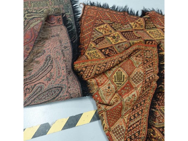 Antieke worteldoek (of kasjmier-stijl paisley sjaal/tafelkleed) met een traditioneel dubbelzijdig ingeweven paisley-patroon (boteh) en franjes aan de randen en handgeweven kelim kleed (scheurtje) - afbeelding 5 van  5