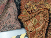 Antieke worteldoek (of kasjmier-stijl paisley sjaal/tafelkleed) met een traditioneel dubbelzijdig ingeweven paisley-patroon (boteh) en franjes aan de randen en handgeweven kelim kleed (scheurtje) - afbeelding 5 van  5