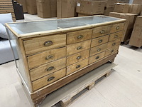 Antieke/vintage winkeltoonbank met glazen vitrine en laden, grenen - afbeelding 1 van  10