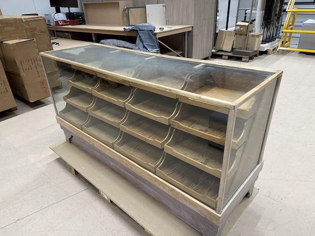 Antieke/vintage winkeltoonbank met glazen vitrine en laden, grenen - afbeelding 5 van  10