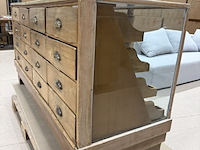 Antieke/vintage winkeltoonbank met glazen vitrine en laden, grenen - afbeelding 8 van  10