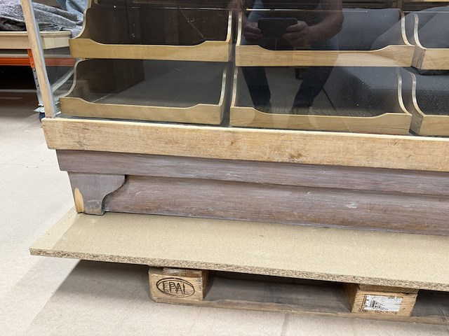 Antieke/vintage winkeltoonbank met glazen vitrine en laden, grenen - afbeelding 9 van  10