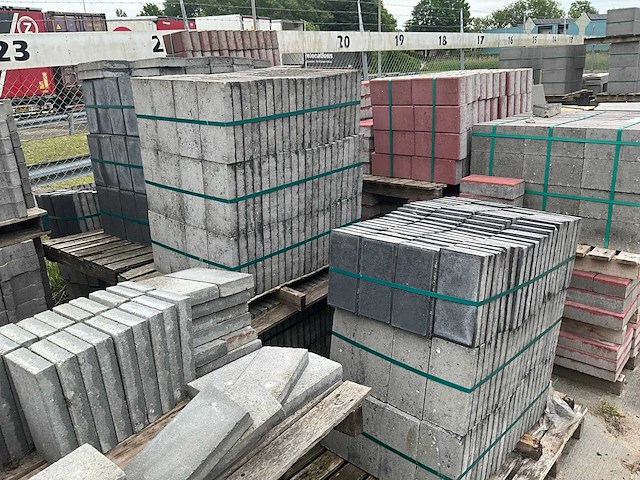 Antraciet betontegel 150x300x40mm (circa 60m2) - afbeelding 3 van  4