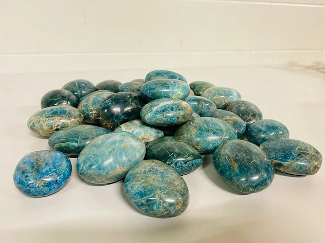 Apatiet blauw handstenen, 5 kilo - afbeelding 1 van  4