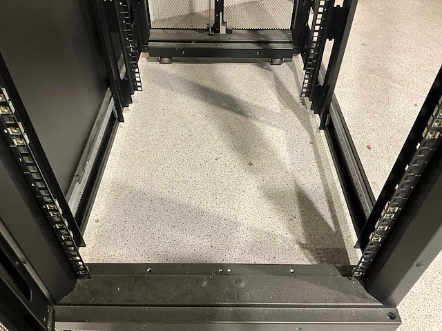 Apc 19” 24 he serverrack - afbeelding 4 van  4