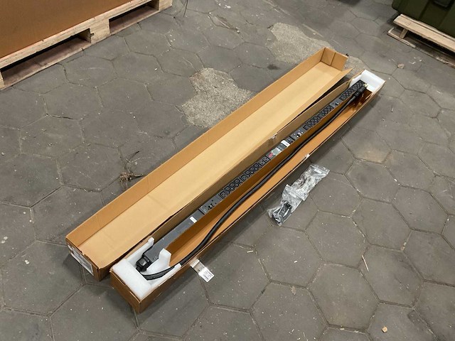 Apc by schneider electric rack pdu rack power distribution unit (48x) - afbeelding 2 van  8