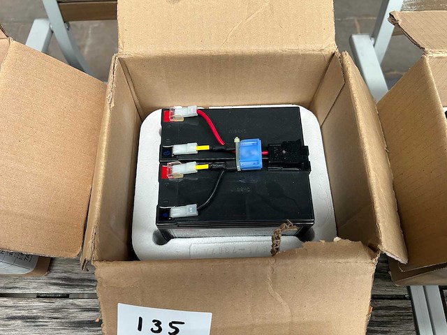 Apc rbc48 vervangingsbatterijset 2x 12v / 7ah - afbeelding 1 van  4