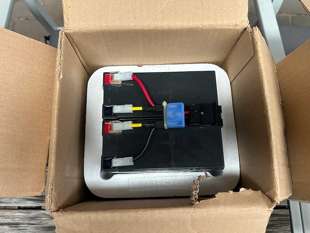 Apc rbc48 vervangingsbatterijset 2x 12v / 7ah - afbeelding 2 van  4