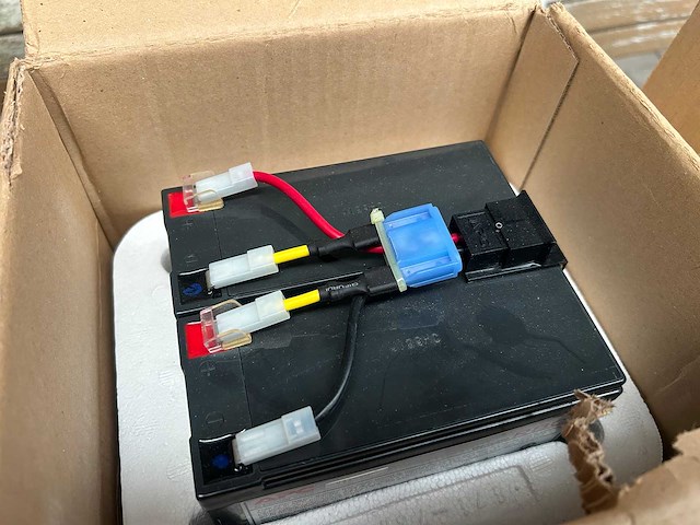 Apc rbc48 vervangingsbatterijset 2x 12v / 7ah - afbeelding 3 van  4