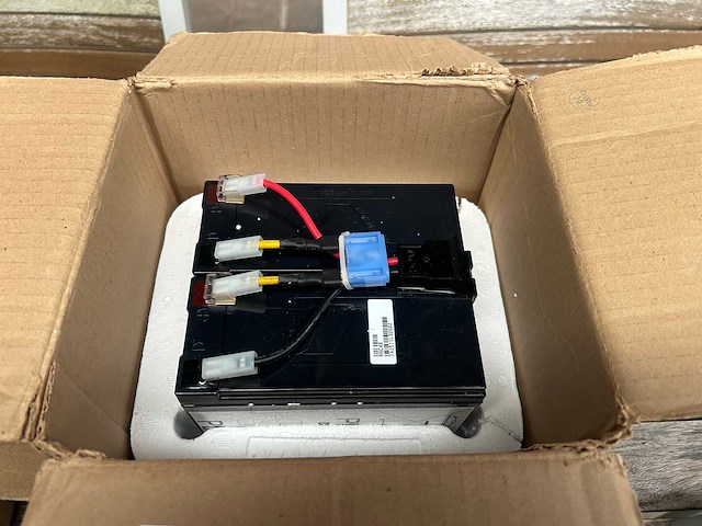 Apc rbc48 vervangingsbatterijset 2x 12v / 7ah - afbeelding 1 van  4