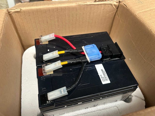 Apc rbc48 vervangingsbatterijset 2x 12v / 7ah - afbeelding 3 van  4